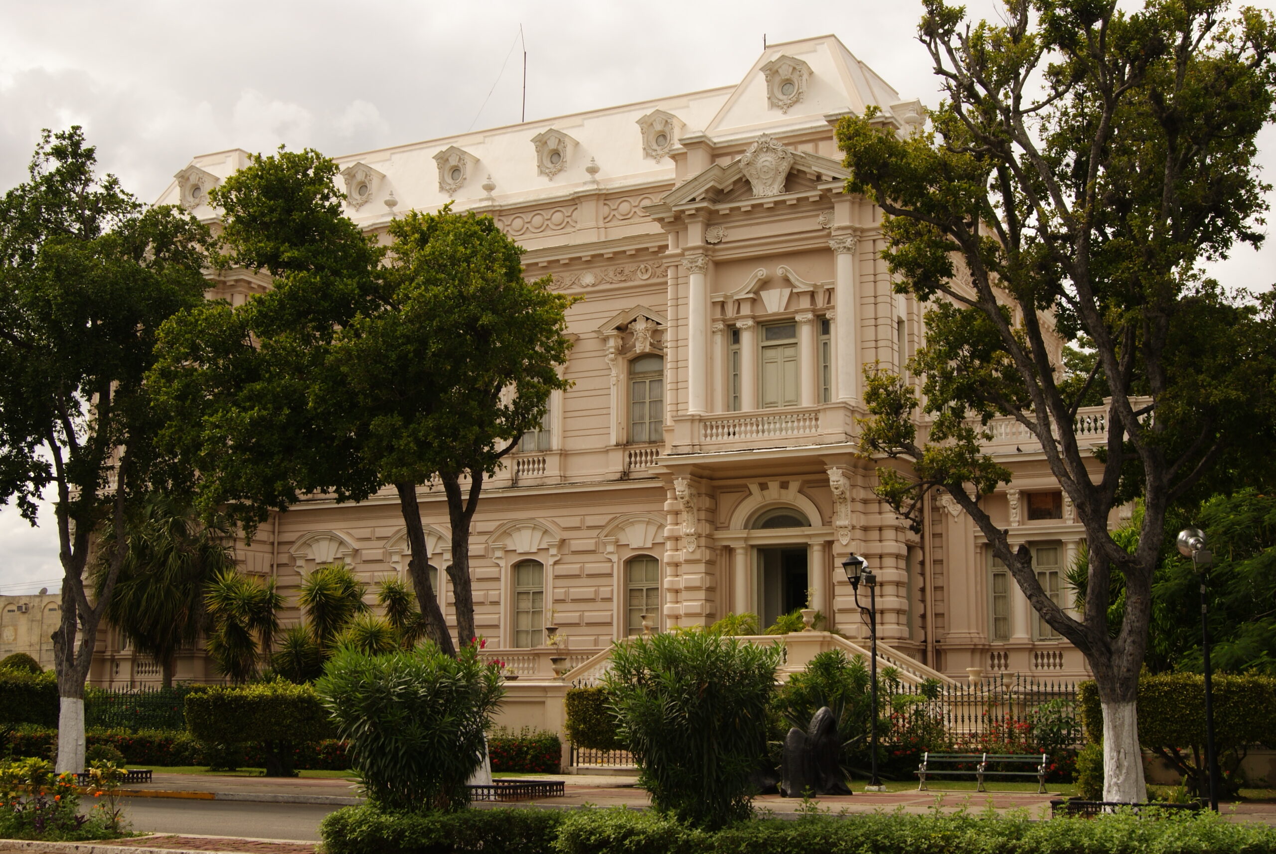 Palacio_Canton__Paseo_Montejo_Merida,_Yucatán_seguridad