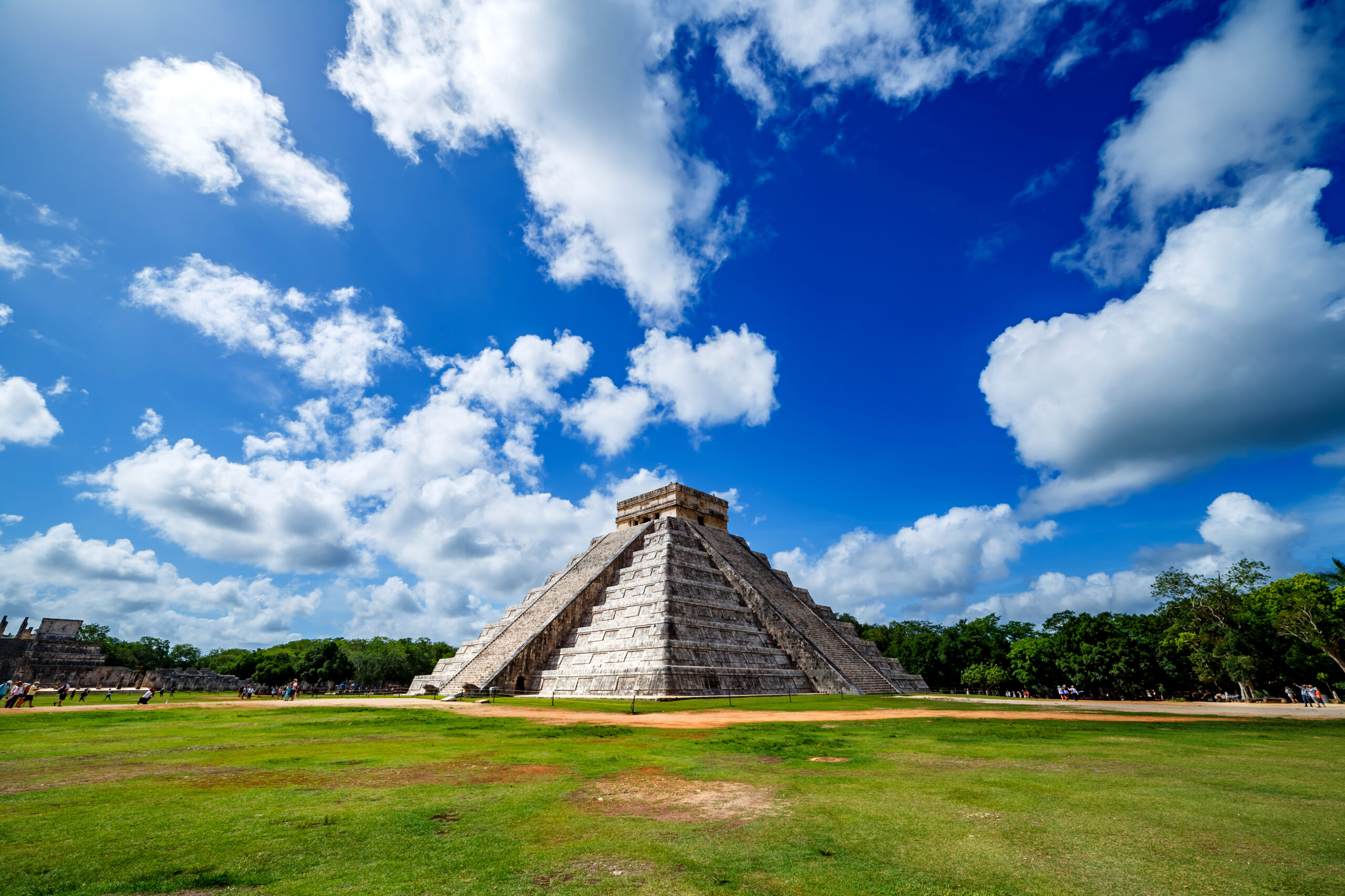 breathtaking-view-pyramid-archaeological-site-chichen-itza-yucatan-mexico