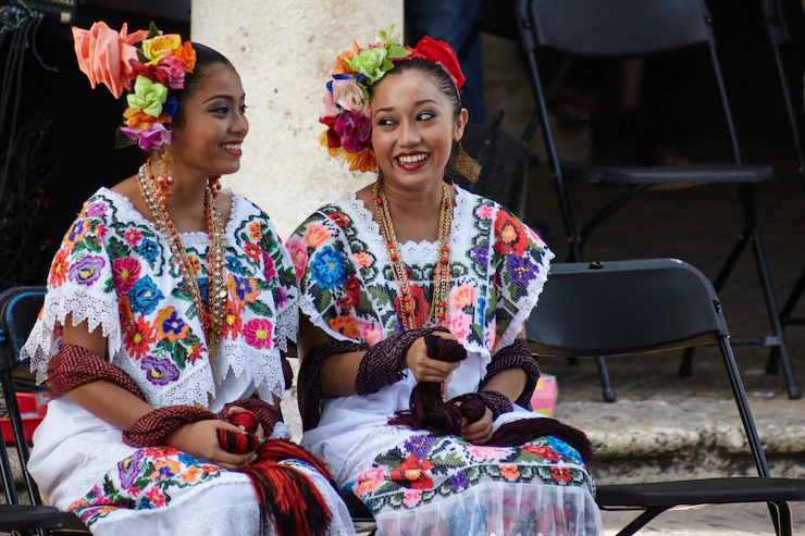 chicas-yucatecas-conversando-esperando-su-turno-actuar-festival-ciudad_149482-165