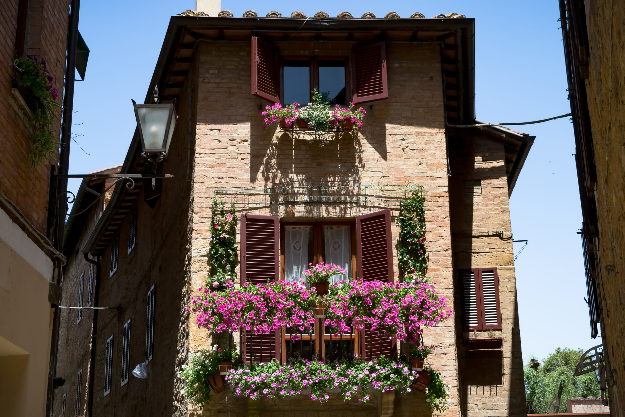 vista-callejones-caracteristicos-famosa-ciudad-pienza-toscana-italia